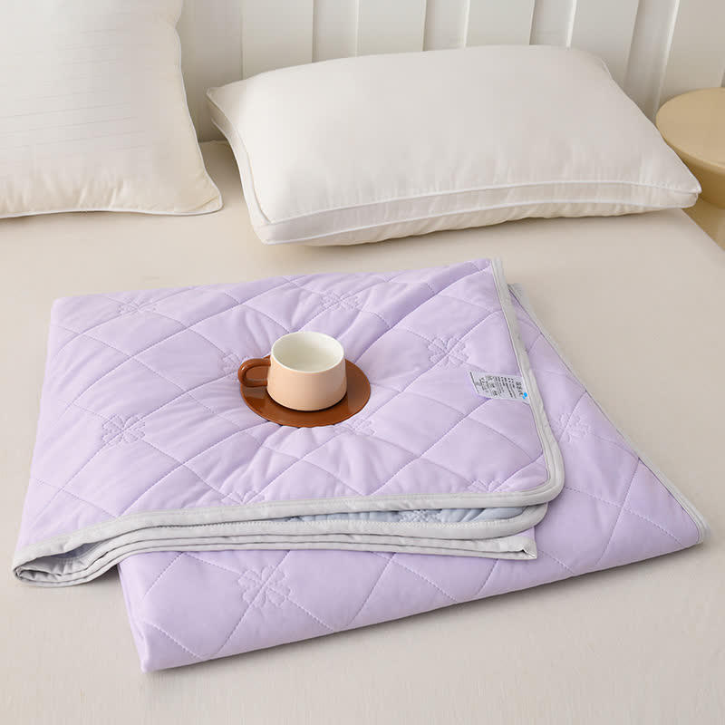 Couverture rafraîchissante réversible avec matelassage en grille de trèfle