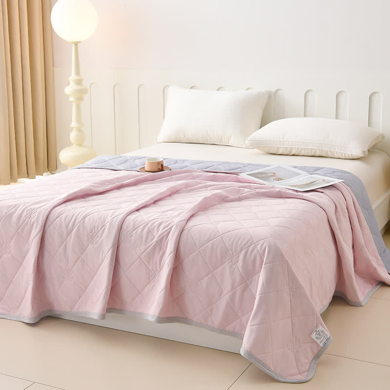 Couverture rafraîchissante réversible avec matelassage en grille de trèfle
