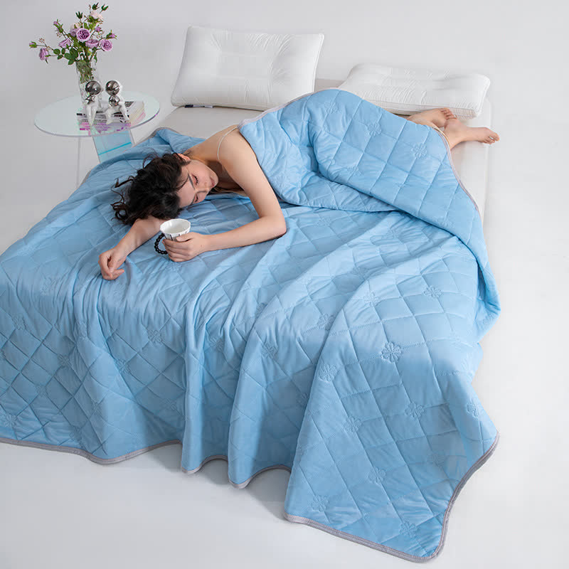 Couverture rafraîchissante réversible avec matelassage en grille de trèfle