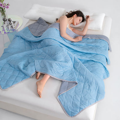 Couverture rafraîchissante réversible avec matelassage en grille de trèfle