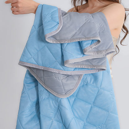 Couverture rafraîchissante réversible avec matelassage en grille de trèfle