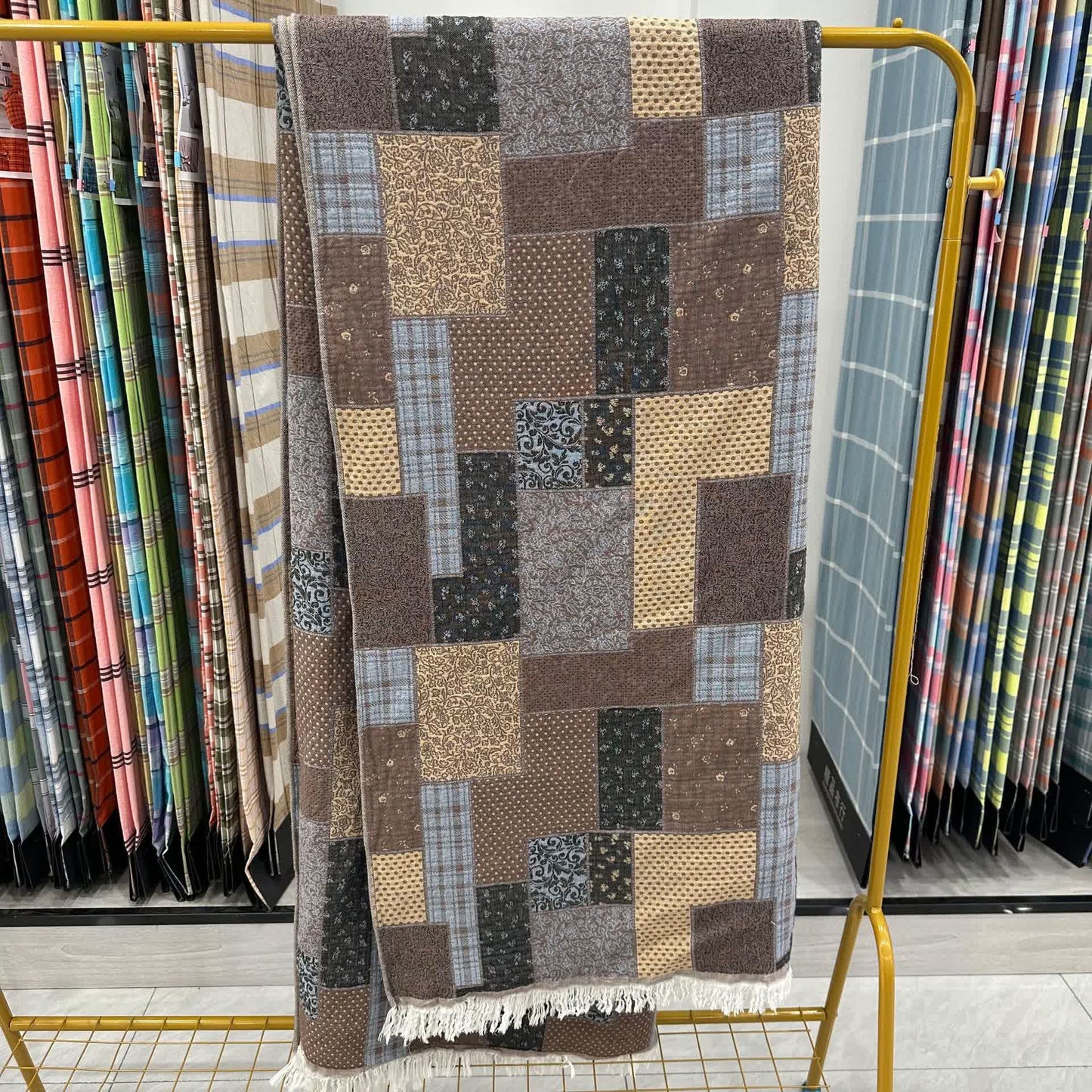 Couette patchwork en mousseline de coton avec pompons