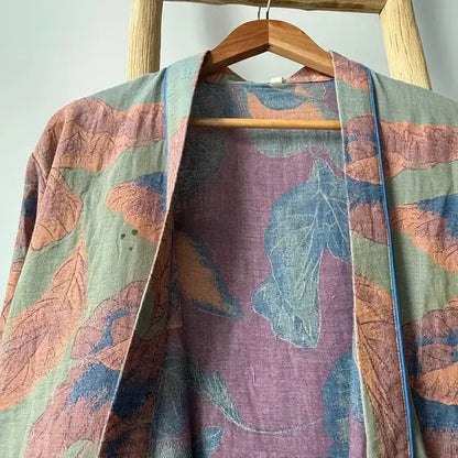 Kimono en coton marron à motif de feuilles