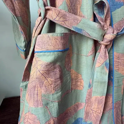 Kimono en coton marron à motif de feuilles