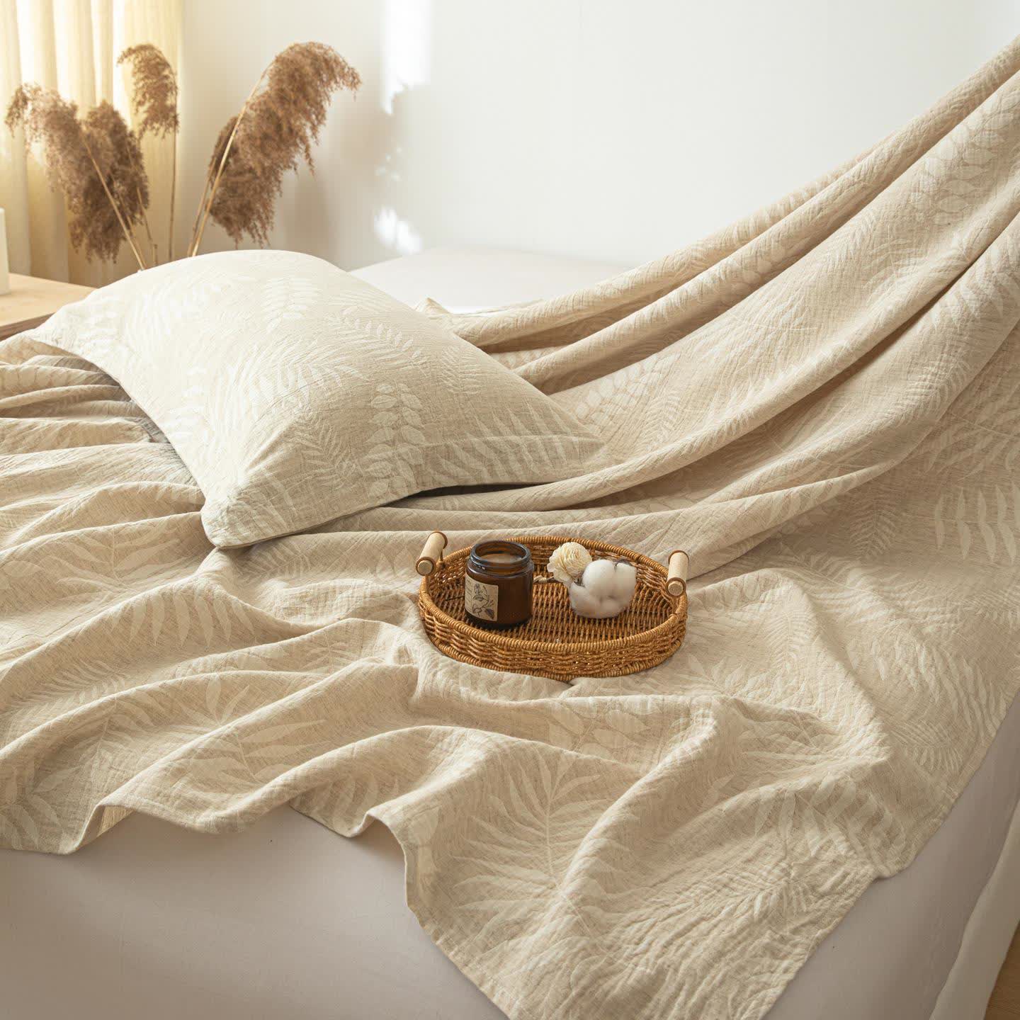 Couvre-lit beige en coton et lin à motif botanique