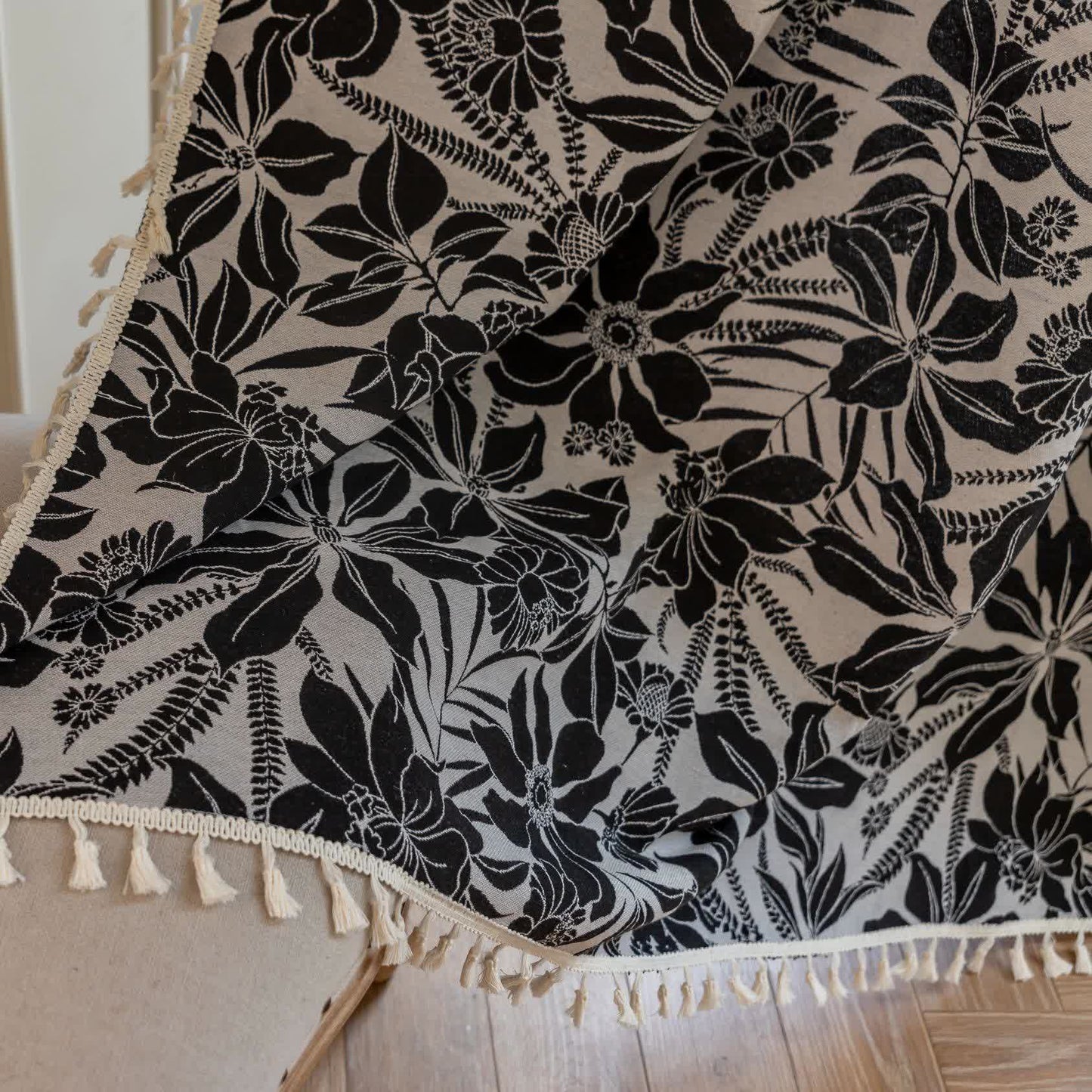Rideau vintage noir avec pompon fleuri - image 9