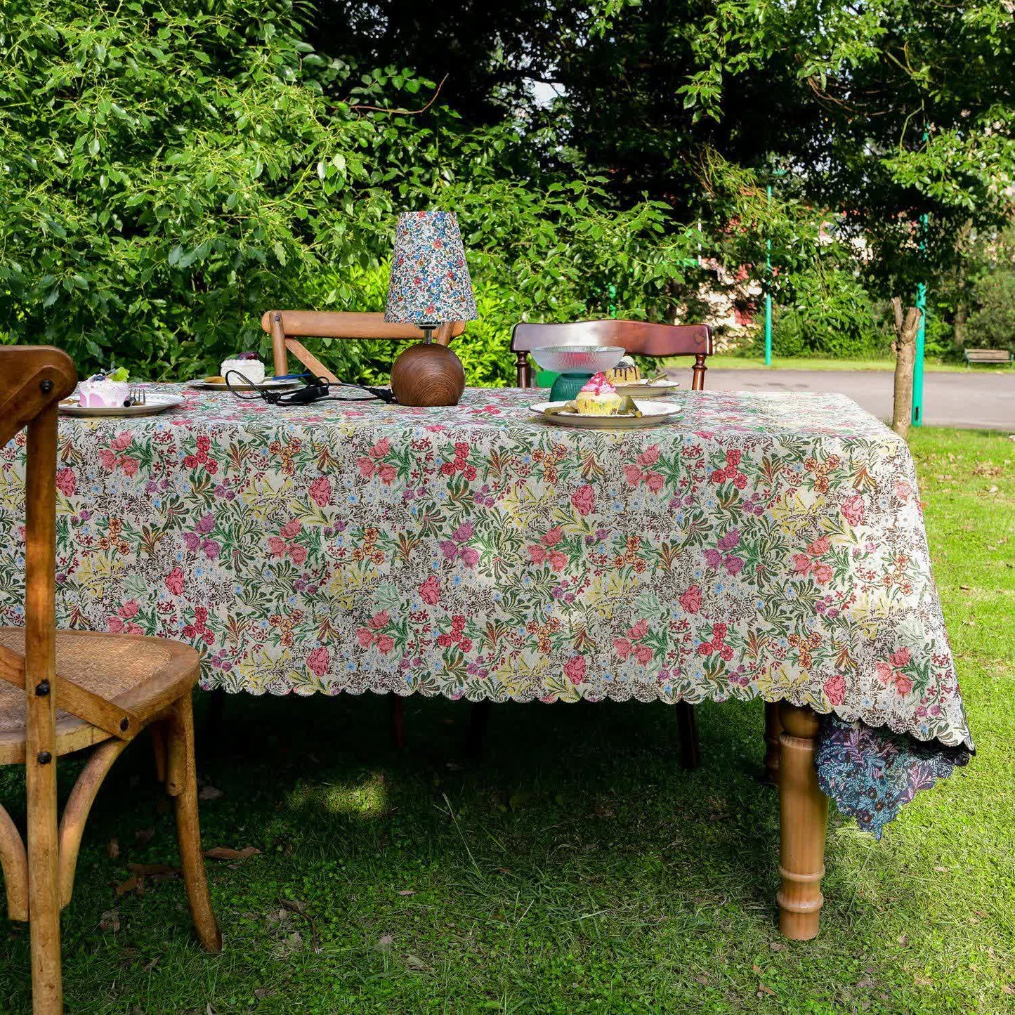 Nappe à motif floral pittoresque et bord ondulé - image 2