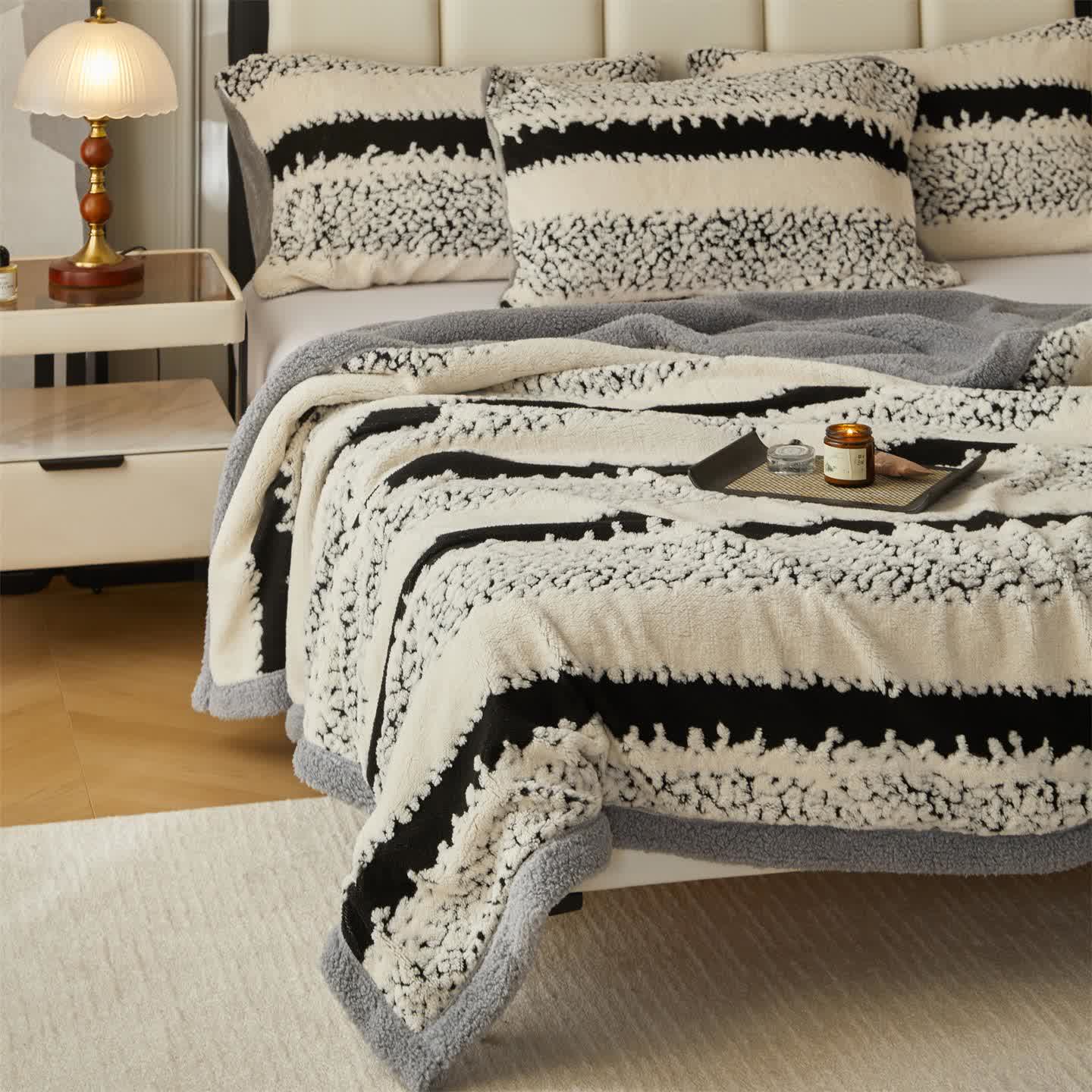 Couverture Sherpa double épaisseur à motif rayé - image 4