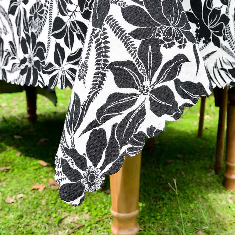 Nappe vintage à bord festonné et motif floral en noir - image 6