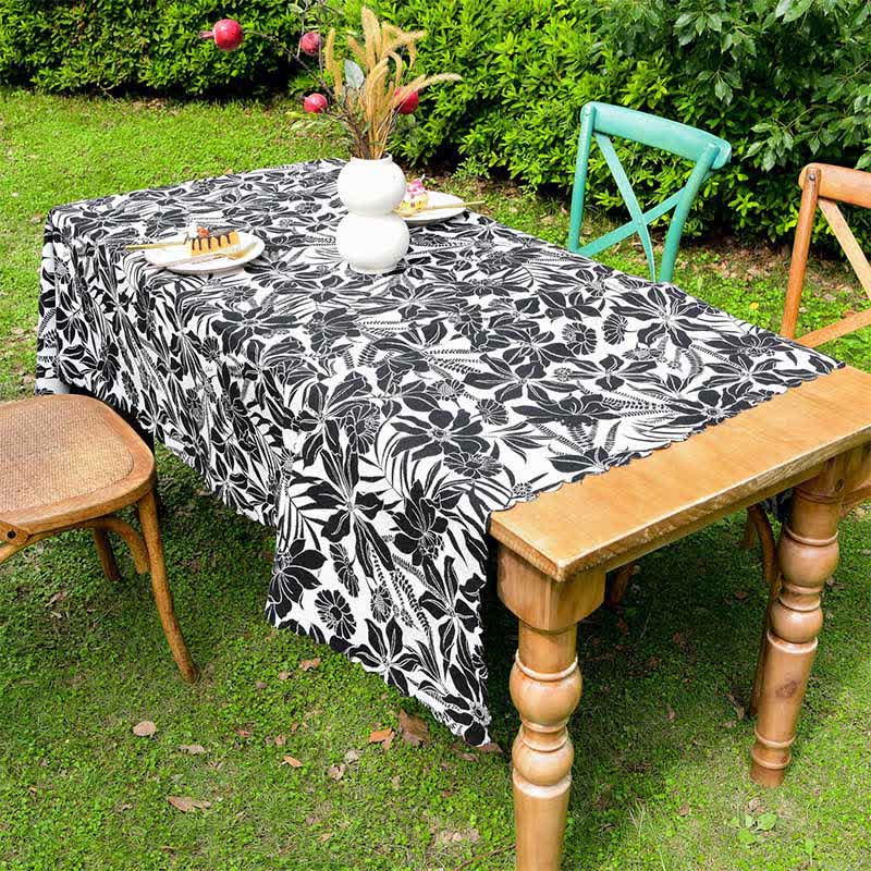 Nappe vintage à bord festonné et motif floral en noir - image 3