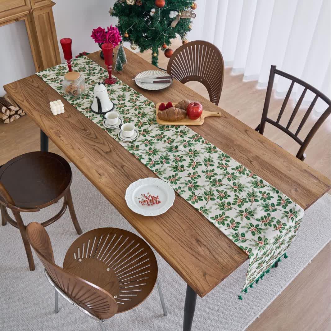 Chemin de table de Noël avec des feuilles de houx - image 3