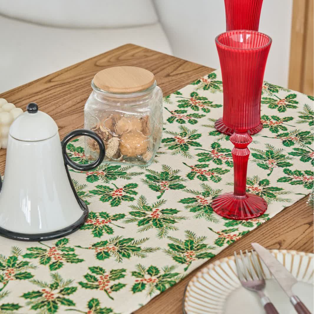 Chemin de table de Noël avec des feuilles de houx - image 4