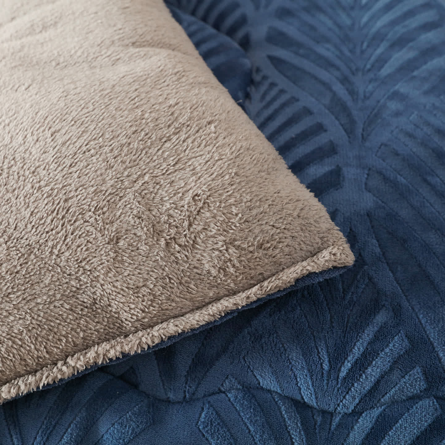 Couverture polaire luxueuse en relief - image 9
