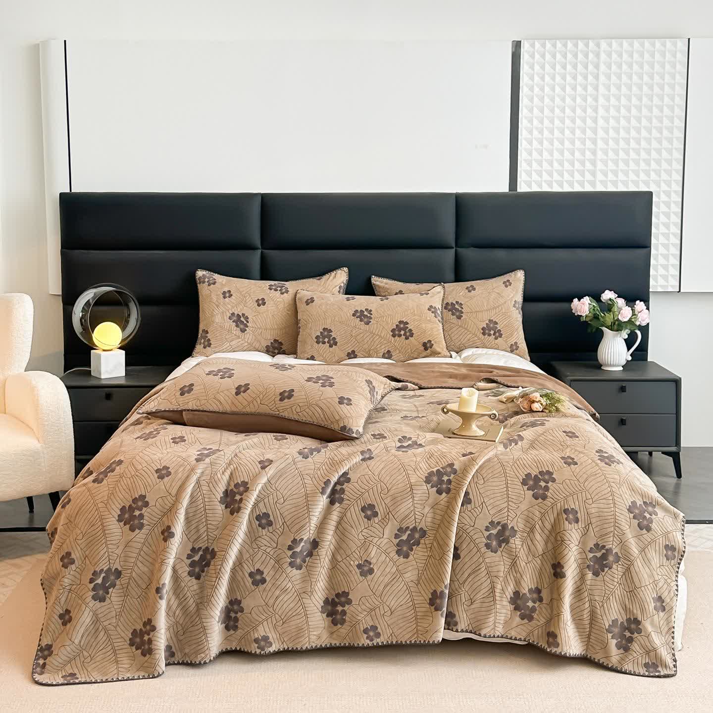 Couverture en jacquard avec motif de feuilles et de fleurs - 2 taies d'oreiller - Brun - 48 cm x 74 cm - image 1