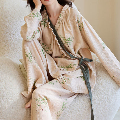 Ensemble de vêtements d'intérieur avec kimono et imprimé feuilles botaniques - image 3