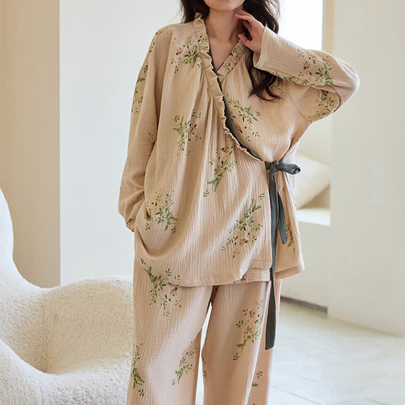 Ensemble de vêtements d'intérieur avec kimono et imprimé feuilles botaniques - image 2