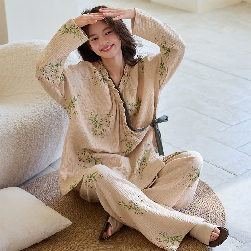 Ensemble de vêtements d'intérieur avec kimono et imprimé feuilles botaniques - image 1