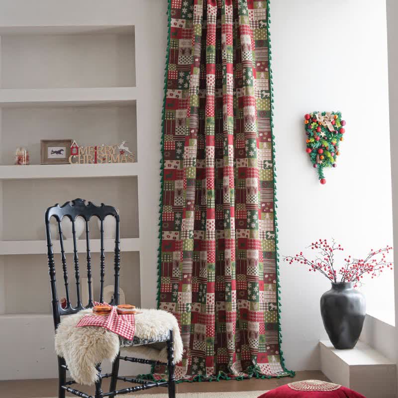 Rideau patchwork à pompons et imprimé de Noël - image 1
