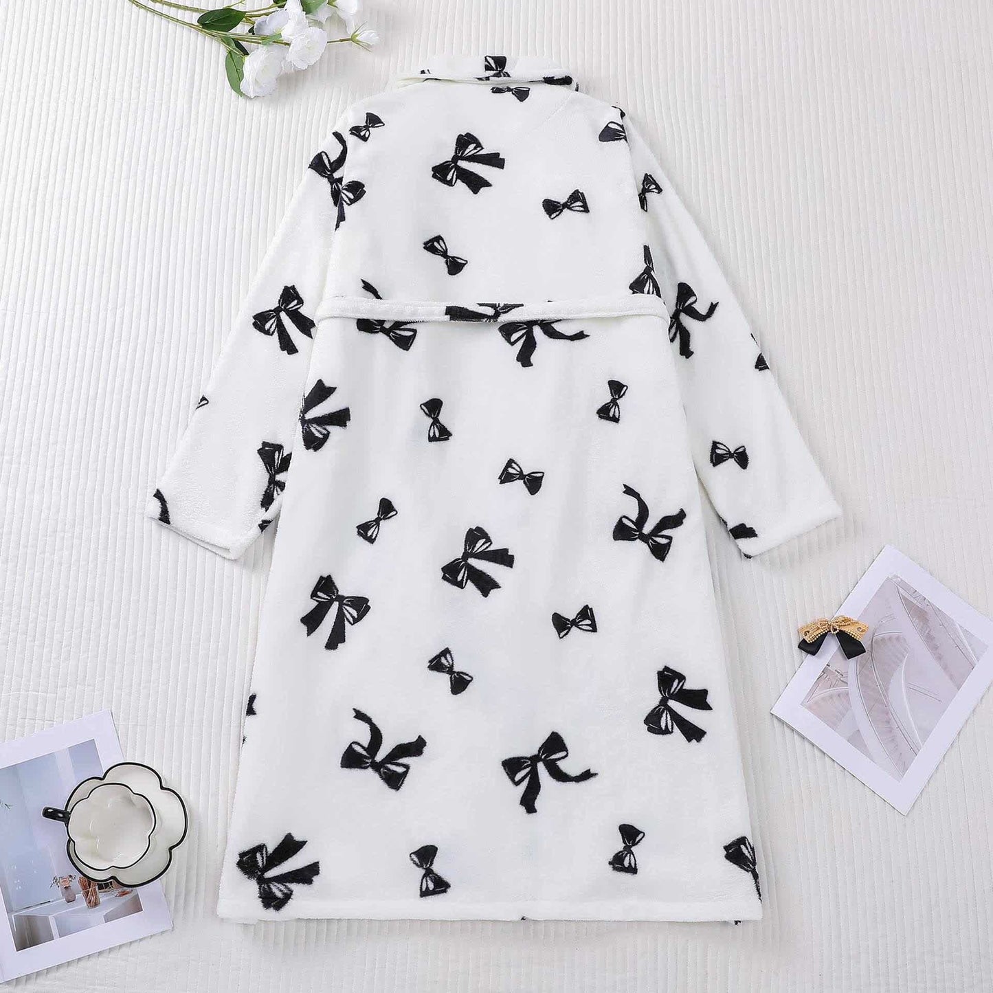 Peignoir en peluche noir avec motif nœud - image 1