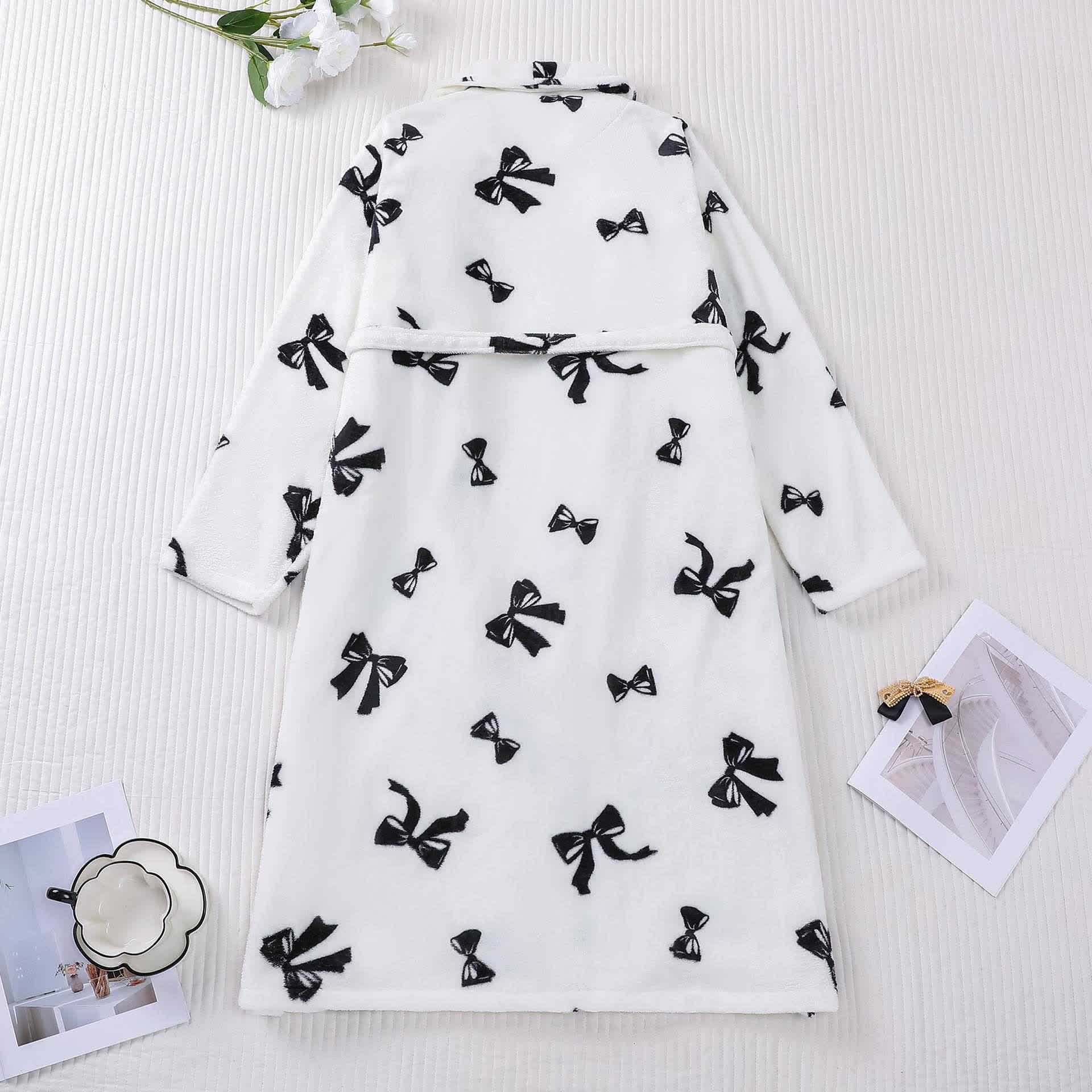 Peignoir en peluche noir avec motif nœud - image 1