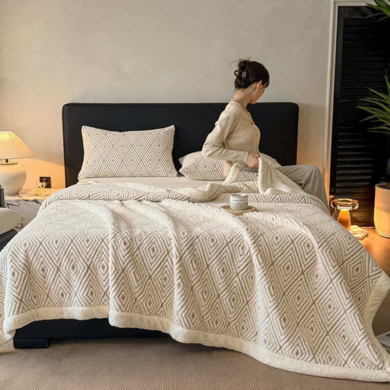 Couverture Sherpa avec motif géométrique en losange et motif jacquard - image 3