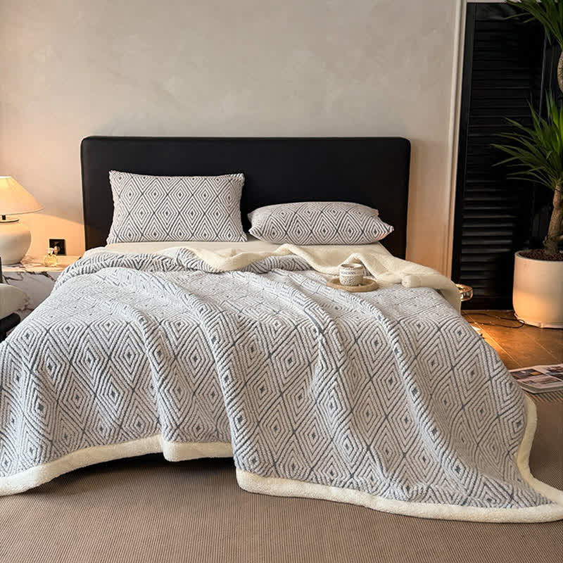 Couverture Sherpa avec motif géométrique en losange et motif jacquard - image 17