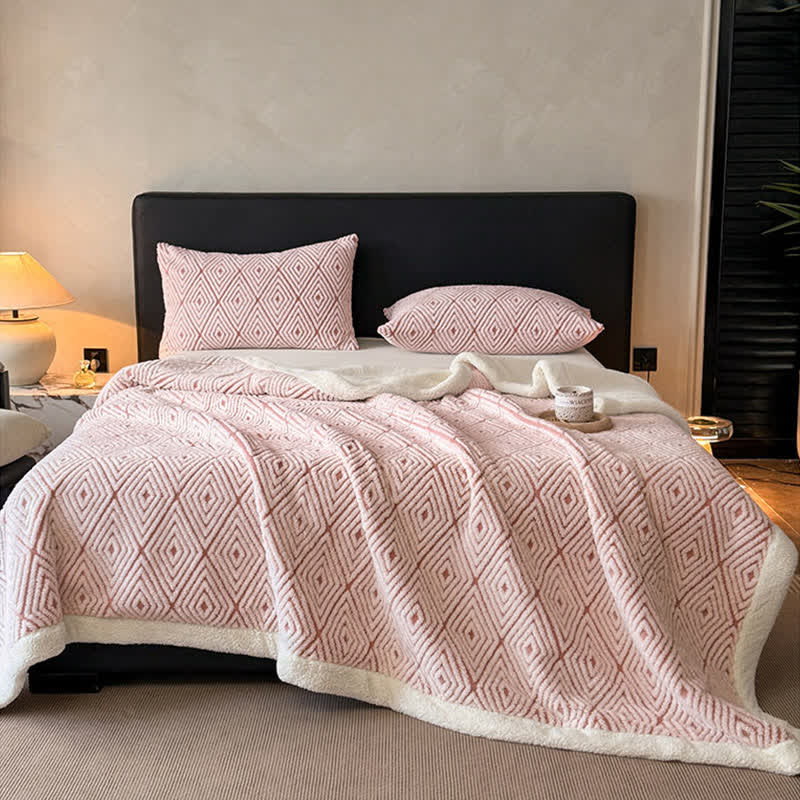 Couverture Sherpa avec motif géométrique en losange et motif jacquard - image 10