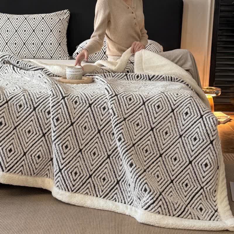 Couverture Sherpa avec motif géométrique en losange et motif jacquard - image 15