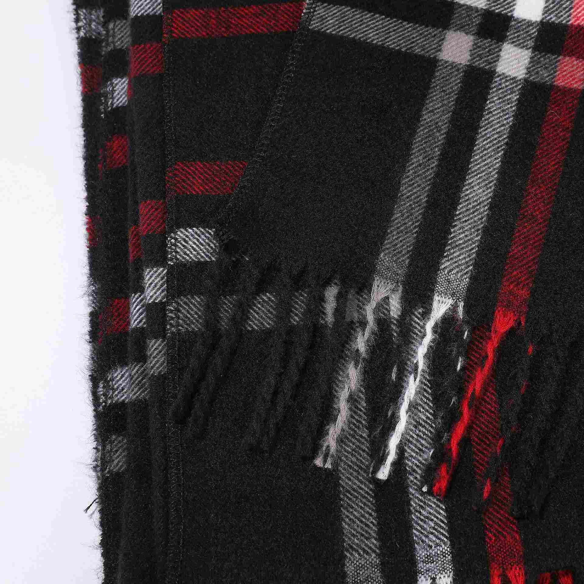Cape châle classique avec pompon et motif à carreaux - image 3