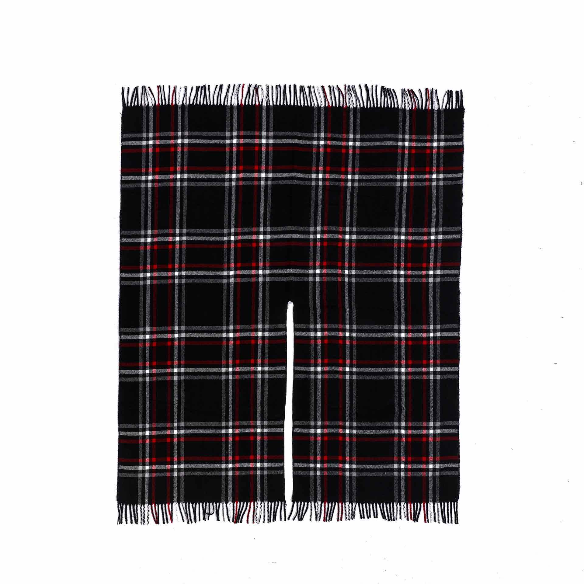 Cape châle classique avec pompon et motif à carreaux - image 2