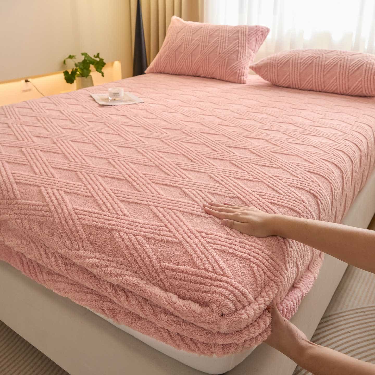 Drap-housse chaud en polaire rayée à losanges - Rose - Drap avec 2 taies d'oreiller - 200 cm x 220 cm - image 0