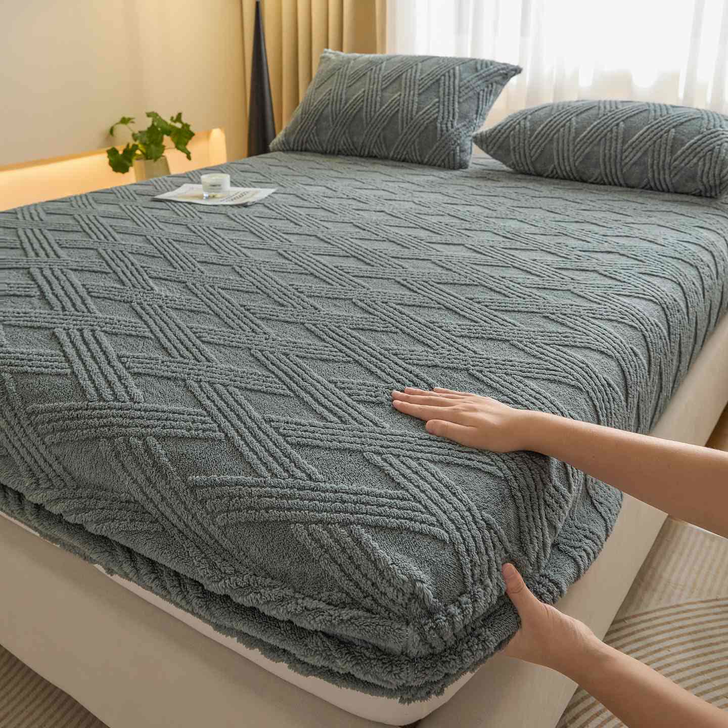 Drap-housse chaud en polaire rayée à losanges - gris foncé - Drap avec 2 taies d'oreiller - 200 cm x 220 cm - image 3