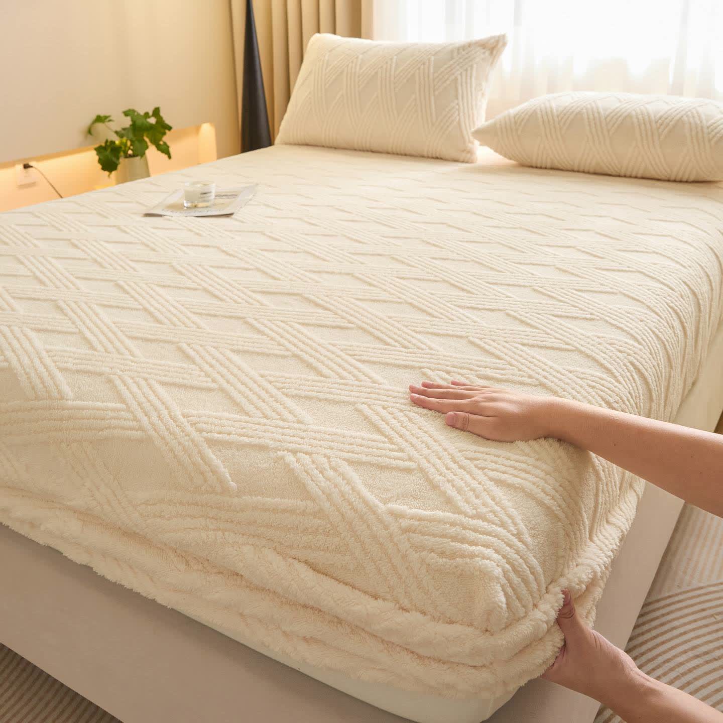 Drap-housse chaud en polaire rayée à losanges - Beige - Drap avec 2 taies d'oreiller - 200 cm x 220 cm - image 2