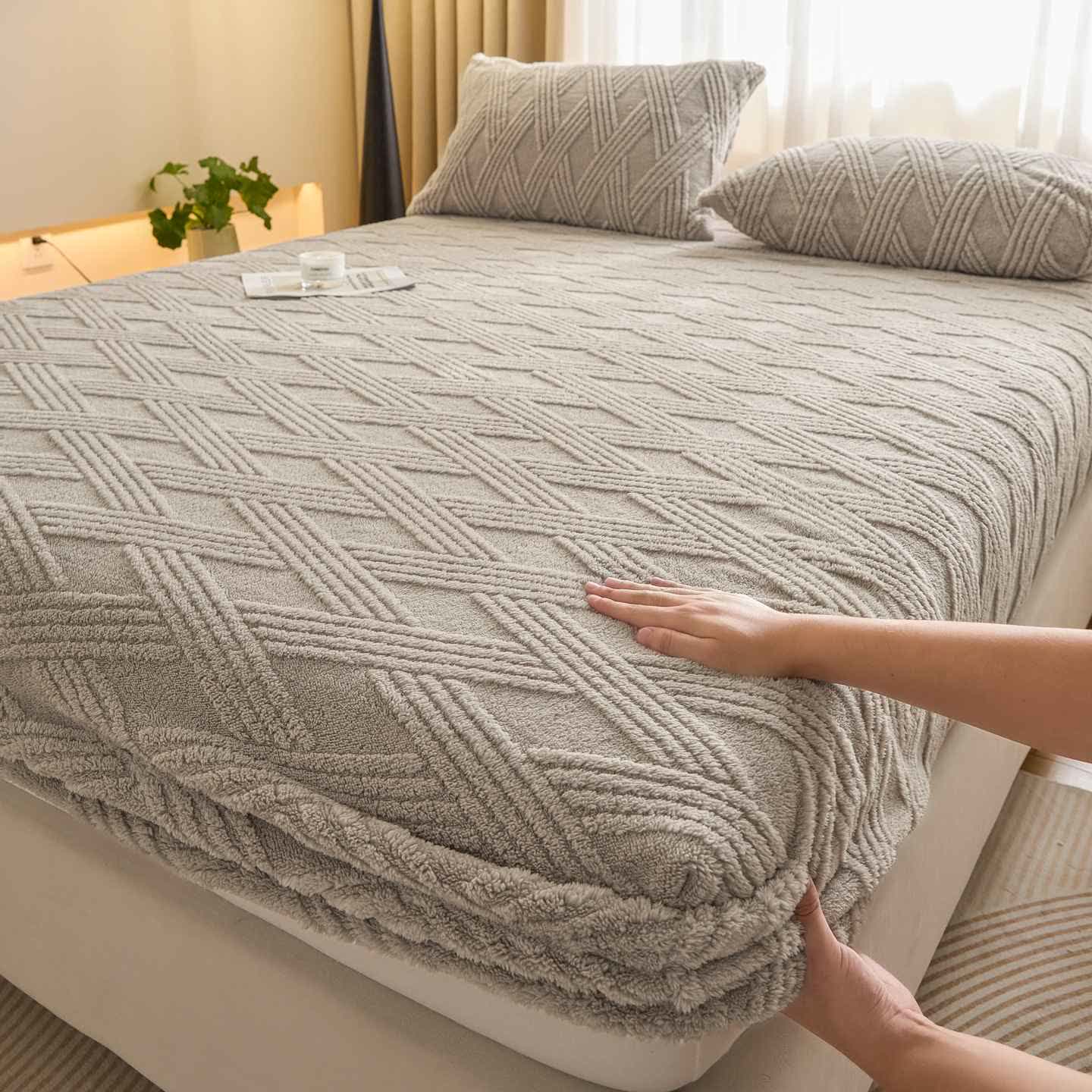 Drap-housse chaud en polaire rayée à losanges - Gris clair - Drap avec 2 taies d'oreiller - 200 cm x 220 cm - image 4