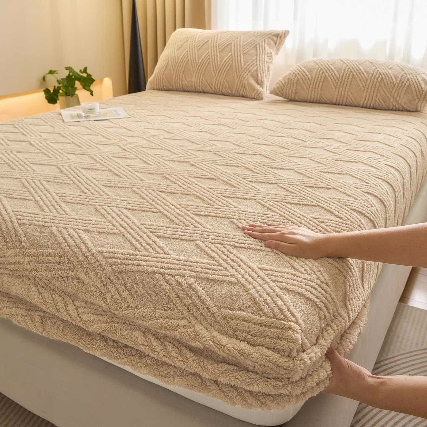 Drap-housse chaud en polaire rayée à losanges - Kaki - Drap avec 2 taies d'oreiller - 200 cm x 220 cm - image 1