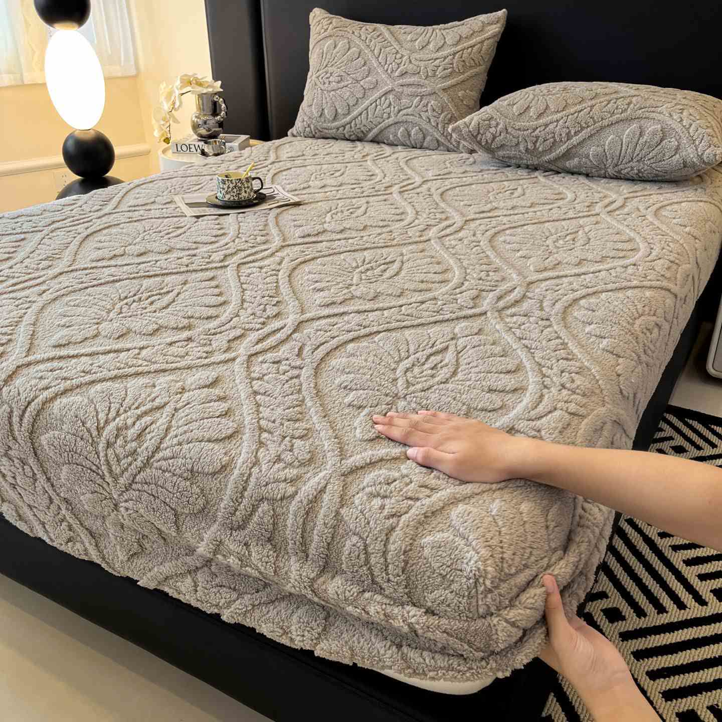 Drap-housse polaire chaud avec motif ondulé et motif floral - Gris clair - Drap avec 2 taies d'oreiller - 200 cm x 220 cm - image 4