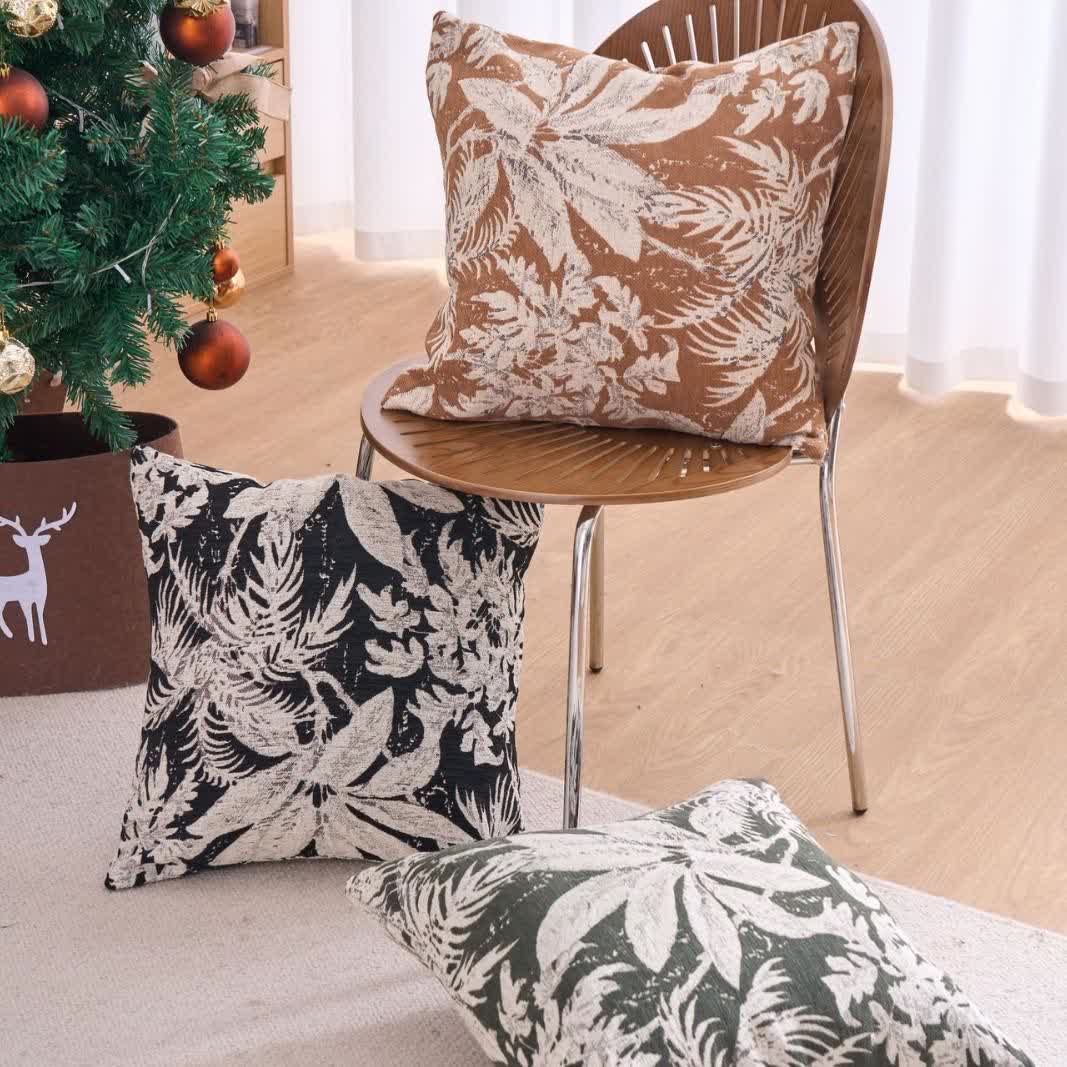 Coussin décoratif à motif de feuilles tropicales - image 1