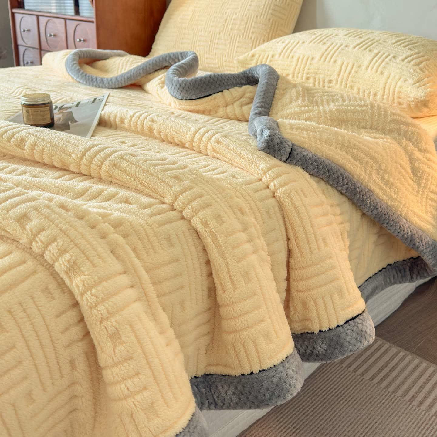 Couverture en peluche avec gaufrage géométrique et bordure contrastée - image 1