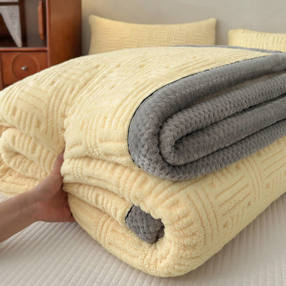 Couverture en peluche avec gaufrage géométrique et bordure contrastée - image 2
