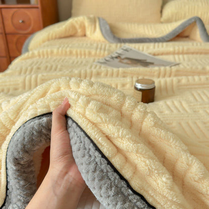 Couverture en peluche avec gaufrage géométrique et bordure contrastée - image 3