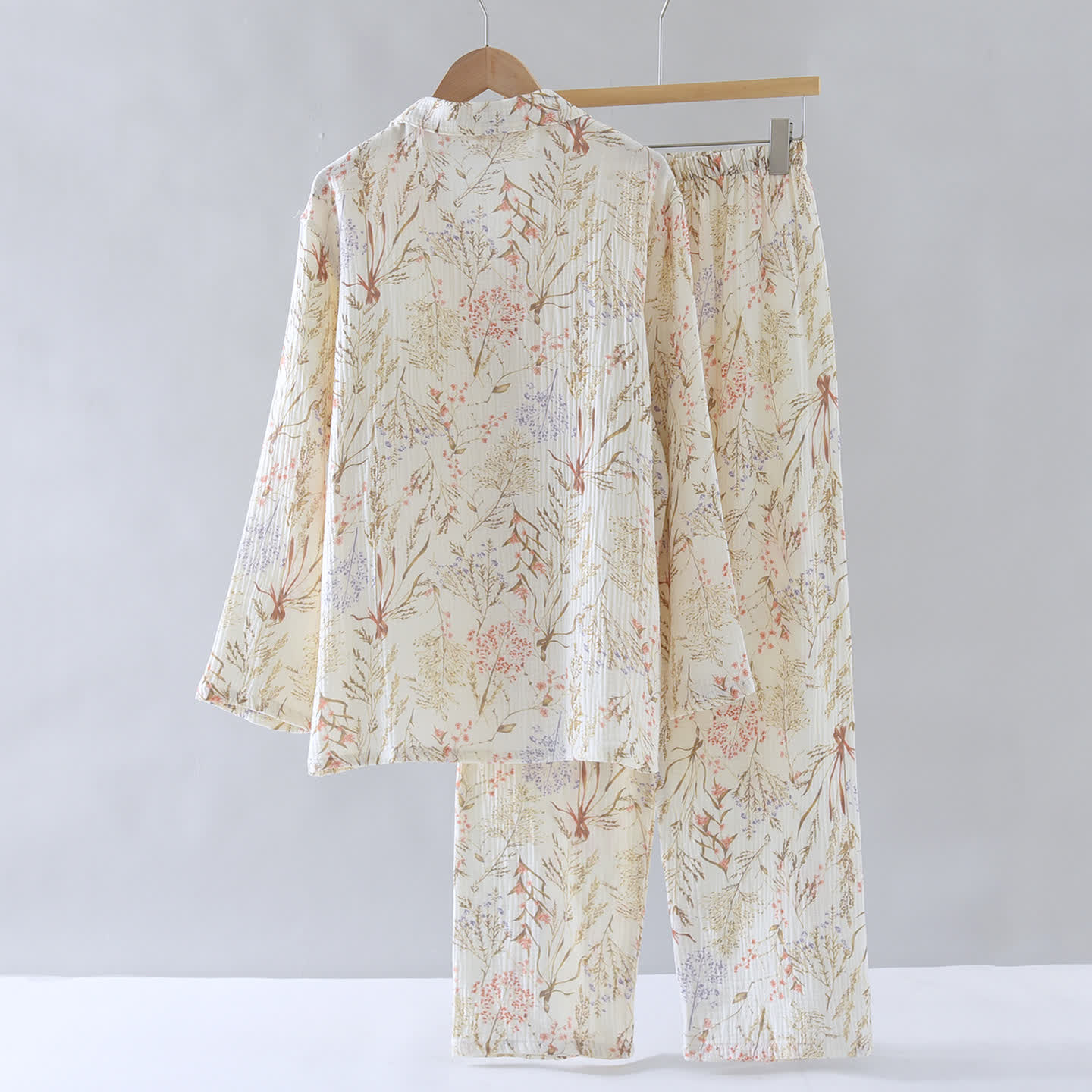 Ensemble pyjama en gaze de coton à motif floral discret - image 2