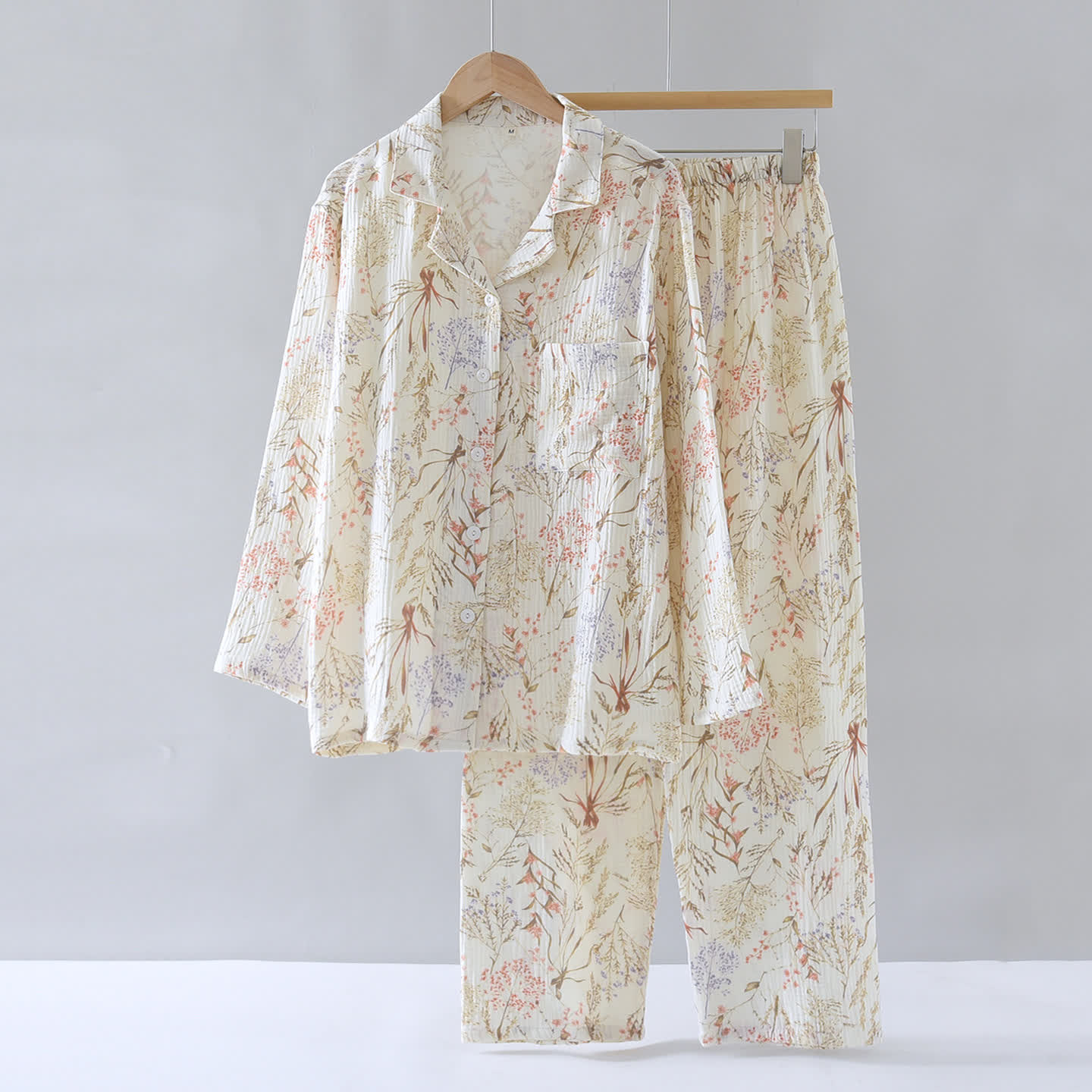 Ensemble pyjama en gaze de coton à motif floral discret - image 1