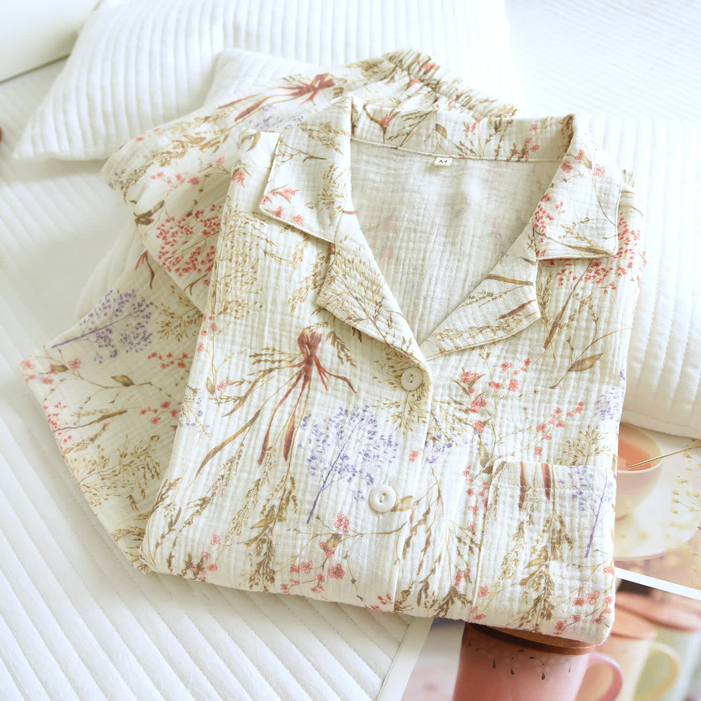 Ensemble pyjama en gaze de coton à motif floral discret - image 4