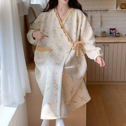 Chemise de nuit fleurie jaune à volants et poche - image 3