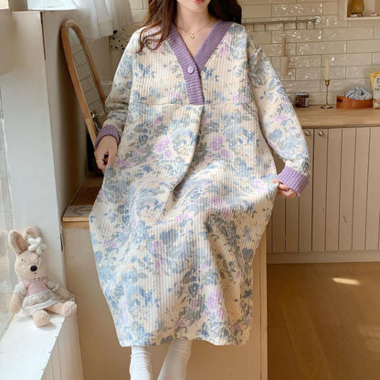 Chemise de nuit ample à col en V et motif floral rustique - image 1