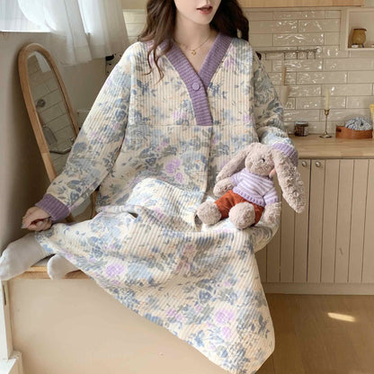 Chemise de nuit ample à col en V et motif floral rustique - image 2