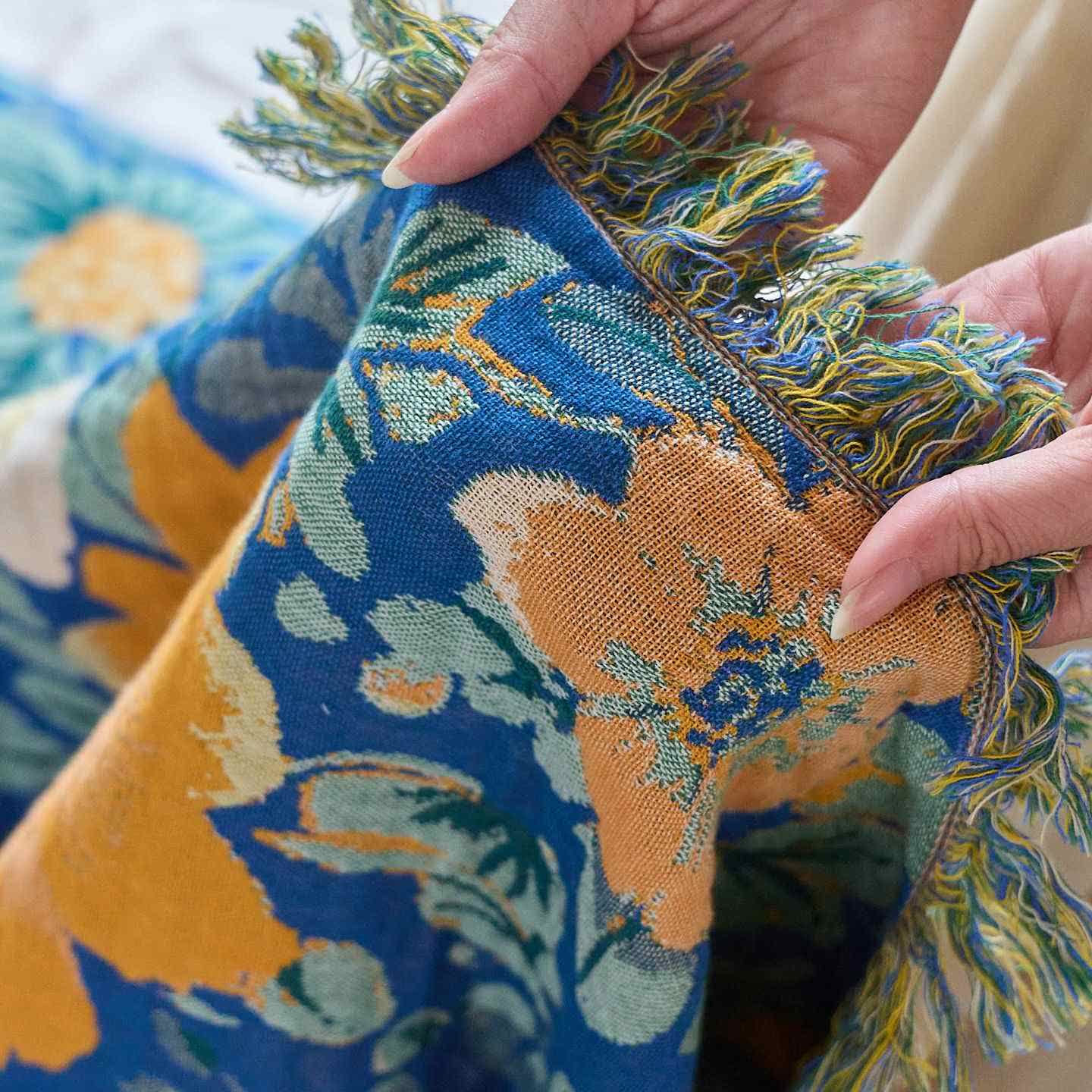 Couverture patchwork en gaze de coton à motif de marguerites légères et à pompons - image 8