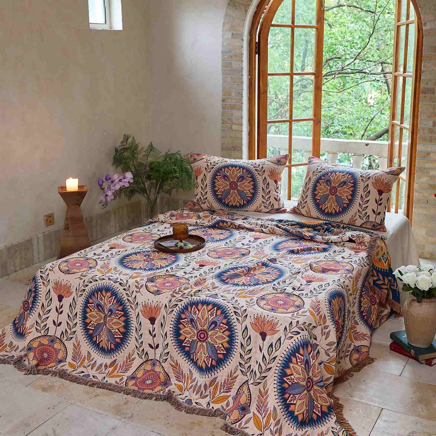 Couette en coton avec médaillon floral et pompons - image 1