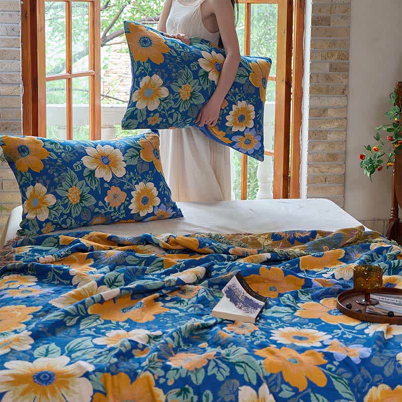 Couverture patchwork en gaze de coton à motif de marguerites légères et à pompons - image 6