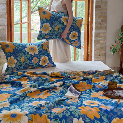Couverture patchwork en gaze de coton à motif de marguerites légères et à pompons - image 6